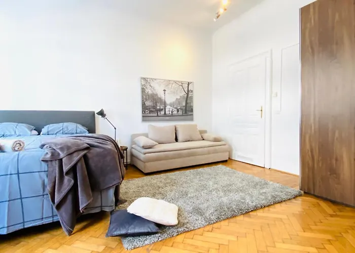 Affordable In Villa, With Garden & Parking וינה