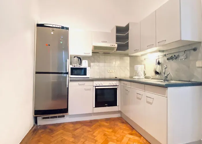 Affordable In Villa, With Garden & Parking וינה